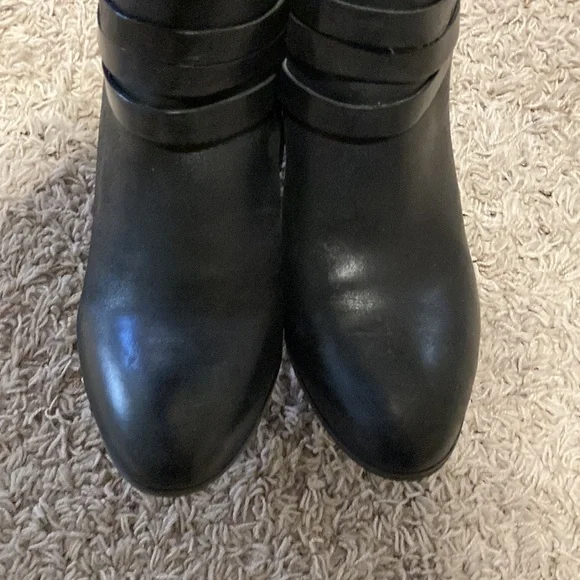 Black leather booties. - Picture 3 of 8
